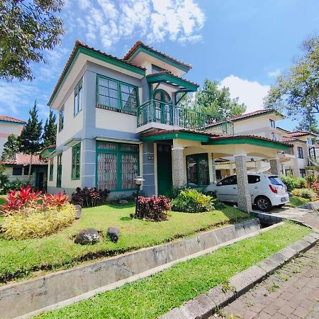 Villa Semesta Cikundul Exteriör bild