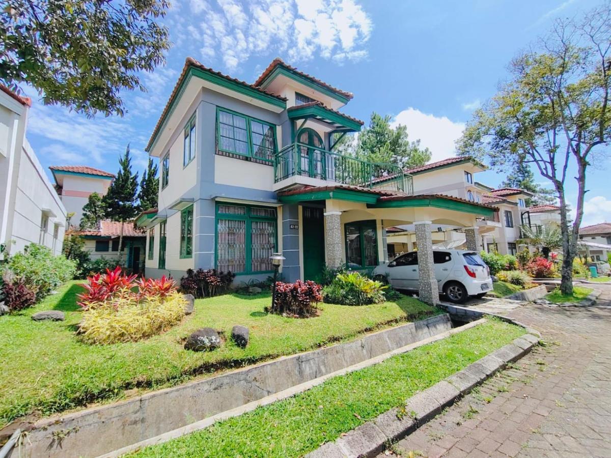 Villa Semesta Cikundul Exteriör bild